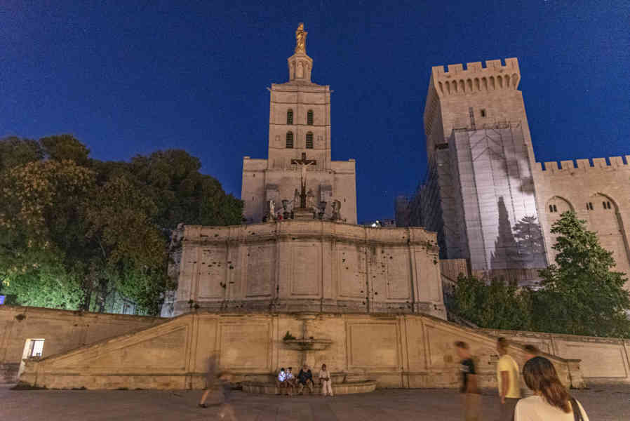 Francia - Avignon 057 - basílica Metropolitana Notre-Dame des Doms - imagen nocturna.jpg